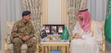 وزير الدفاع السعودي التقى قائد الجيش الباكستاني: أكدنا مواصلة العمل لمواجهة الاعتداءات على بلدنا