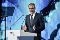 رئيس الوزراء اليوناني يعلن عن حزمة دعم جديدة قبيل انتخابات العام المقبل