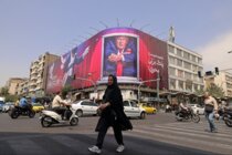 الريال الإيراني سجل تراجعا تاريخيا أمام الدولار الأميركي متجاوزا حاجز 2.19 مليون ريال للدولار الواحد
