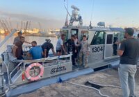 الجيش: إنقاذ 21 شخصًا أثناء محاولة تهريبهم بطريقة غير شرعية على متن مركب قبالة شاطئ طرابلس