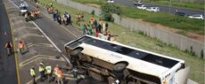40 قتيلًا على الأقل و38 مصابًا نتيجة سقوط حافلة في منحدر في جنوب أفريقيا