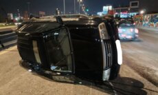 التحكم المروري: تصادم بين سيارتين وانقلاب إحداها على أوتوستراد شارل الحلو باتجاه الكرنتينا