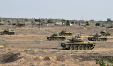 القناة 12 تحدثت عن قلق يتصاعد في إسرائيل: تدريبات للجيش المصري بالذخيرة الحية على بُعد أمتار من الحدود