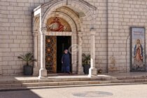 أ ف ب: الأوضاع في الضفة الغربية تخيّر المسيحيين بين الهجرة أو التفكير بها