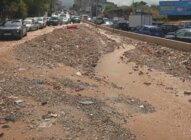 التحكم المروري: العمل جار على إزالة الأتربة على طريق عام المنصورية باتجاه جسر المكلس
