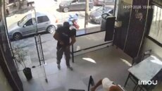 3 ملثمين بينهما مسلحان اقتحموا