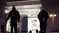 وفاة رجل متأثرًا بإصابته بالرصاص بعدما طعن بسكين دركيًا فرنسيًا عند قوس النصر في باريس