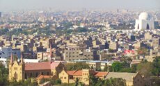 متظاهرون يتجاوزون سور مقر القنصلية الأميركية في كراتشي بباكستان تنديدا باغتيال خامنئي