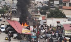 محتجون قطعوا الطريق الرئيسية في مخيم البداوي اعتراضًا على إغلاق مداخل ومنافذ المخيم الفرعية