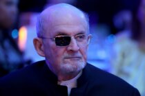 سلمان رشدي يدلي بشهادته في محاكمة جديدة لمهاجمه بتهمة الإرهاب