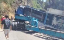 انقلاب آلية عن شاحنة على طريق عام ملتقى النهرين- كفرحيم وحركة المرور كثيفة