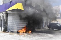 جمعية صرخة المودعين نفذت تحركاً تحذيرياً أمام 3 مصارف في سن الفيل واضرام النيران في واجهة أحد المصارف