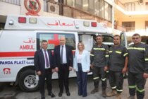 الدفاع المدني تسلّم سيارة إسعاف مجهّزة هبة من شركة 