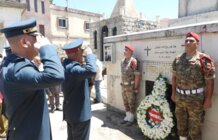 وضع أكاليل من الزهر على النصب التذكارية وأضرحة قادة الجيش السابقين المتوفين بمناسبة عيد الجيش