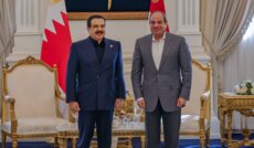 ملك البحرين ورئيس مصر أكدا أهمية تكثيف المساعي والجهود لتعزيز السلام والأمن بالمنطقة