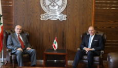منسى استقبل حاكم مصرف لبنان وتابع الأوضاع المالية للمؤسسة العسكرية وتطبيق خطة حصر السلاح